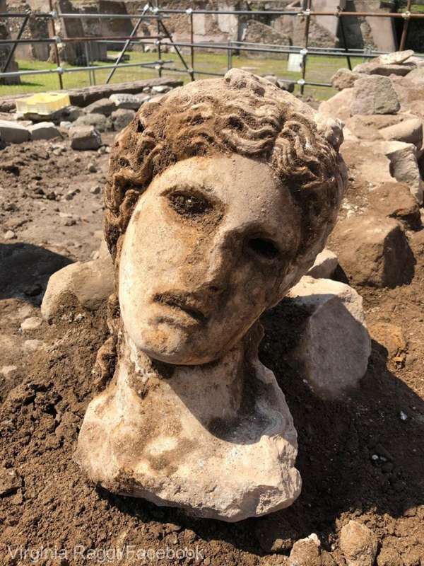 Capul statuii unei zeiţe romane, descoperit în apropiere de Colosseum