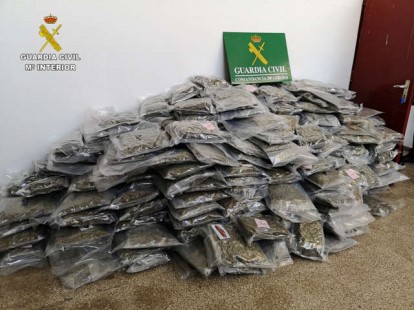Autorităţile spaniole au confiscat 2.700 kg de marijuana de contrabandă; între membrii grupării, persoane din România