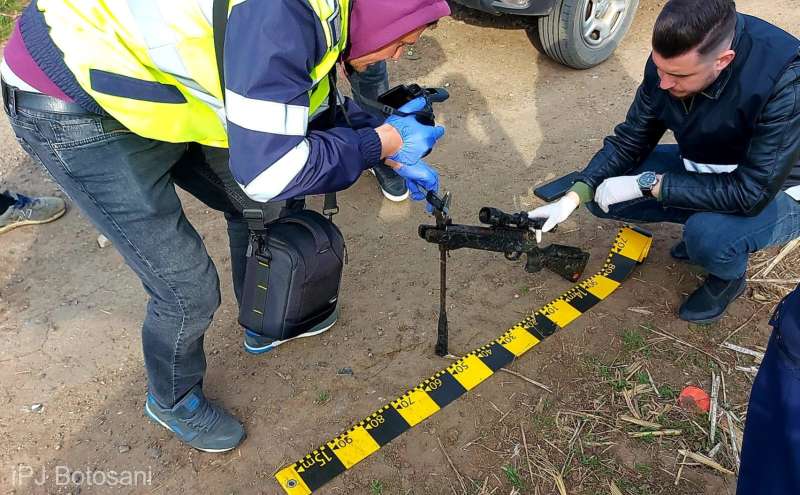 Botoşani: Armă cu lunetă deţinută ilegal, îngropată într-o zonă de depozitare a gunoiului